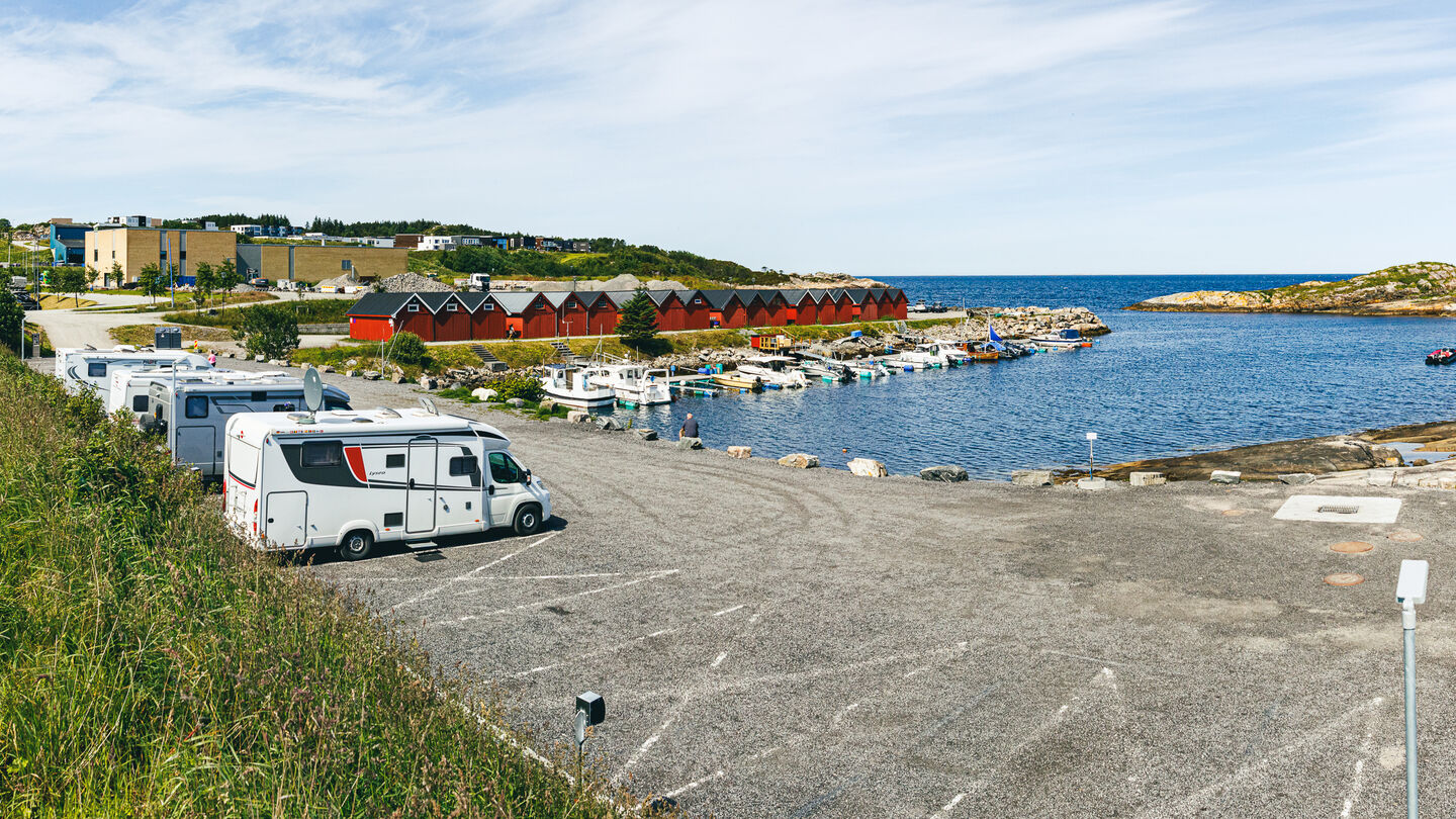 Foto av bobilparkeringsplass i Dalabukta i Kristiansund. Foto: Steinar Melby, NettStudio